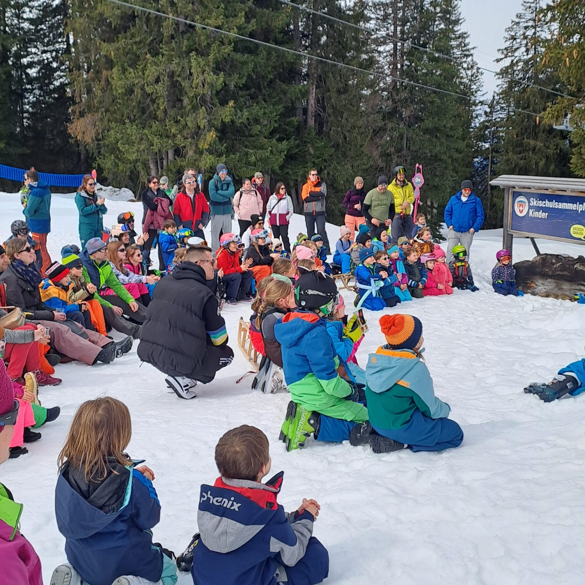 Kinder sitzen vor der Bühne am Fuchstivalino