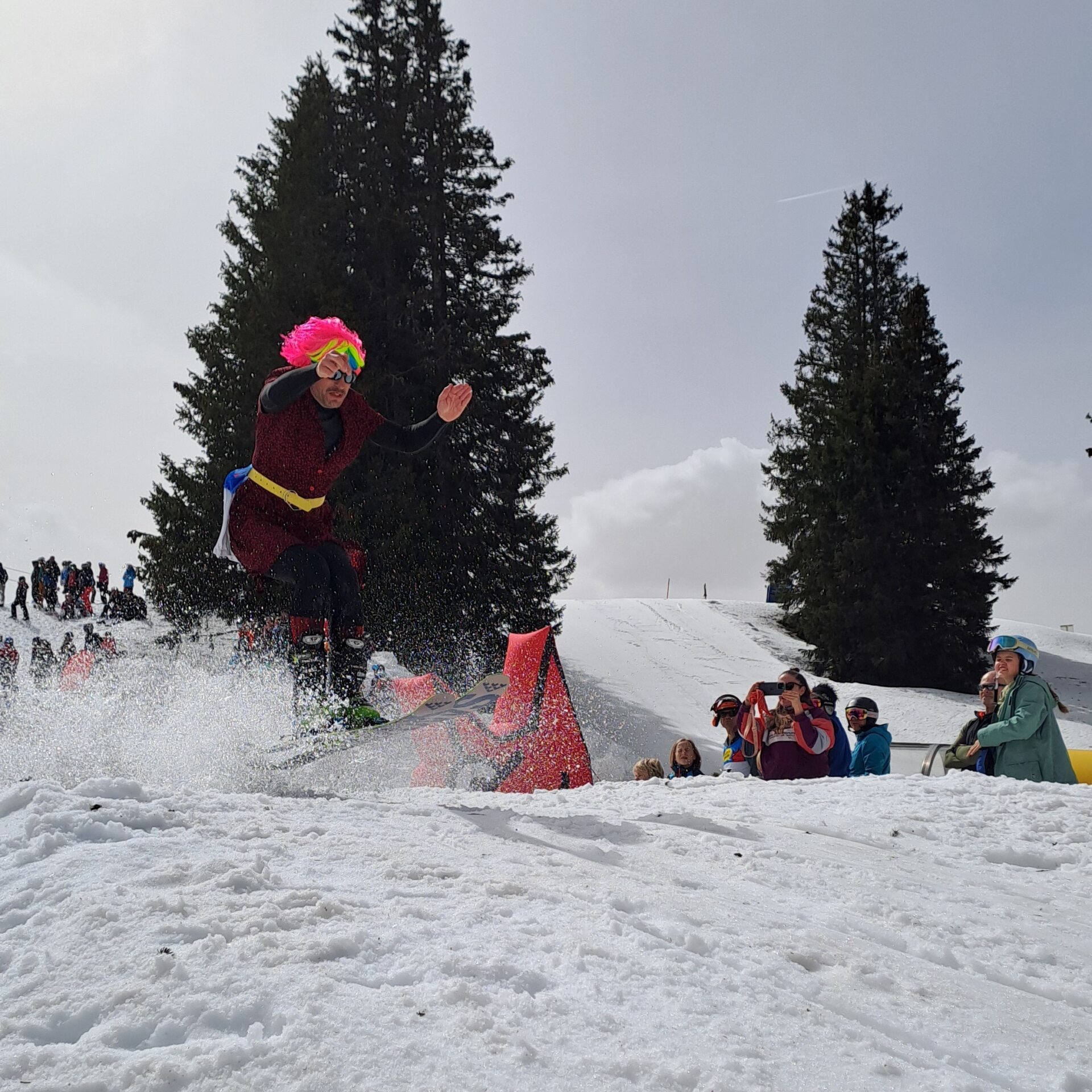 Skifahrer schwebt über das Wasserbecken am Waterslide