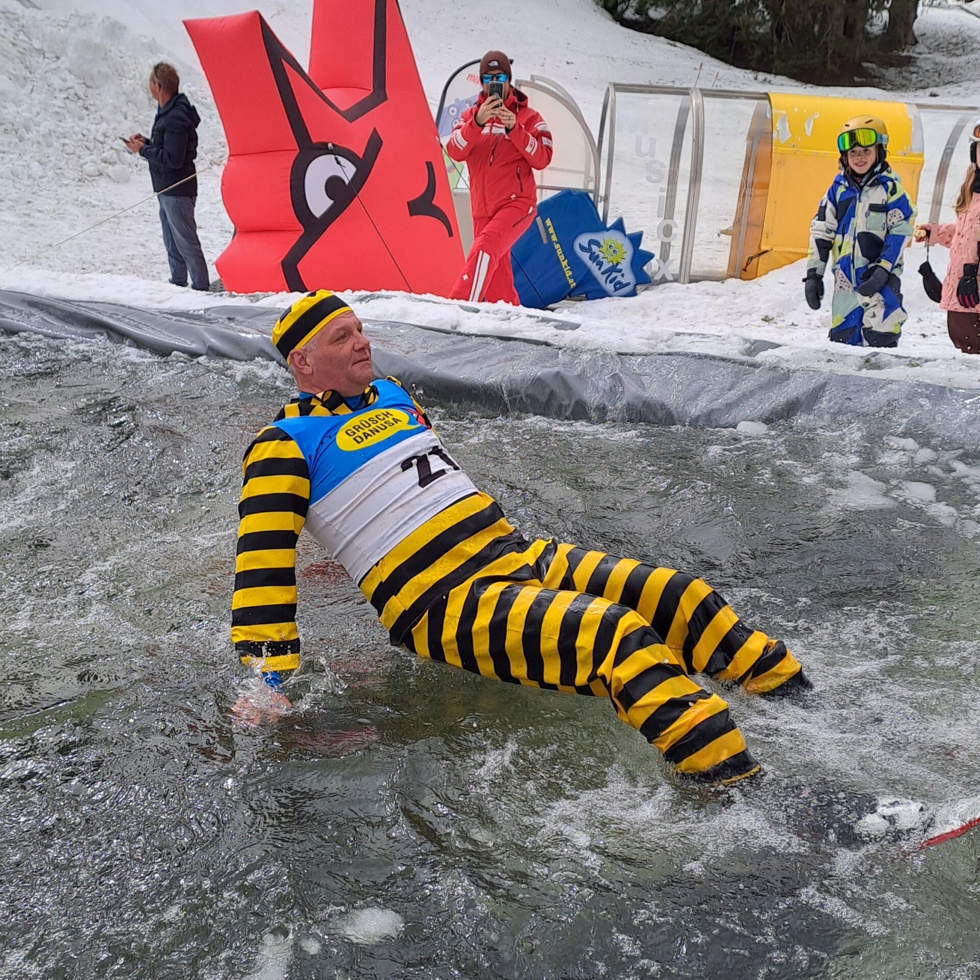 Sträfling am Waterslide im Wasser