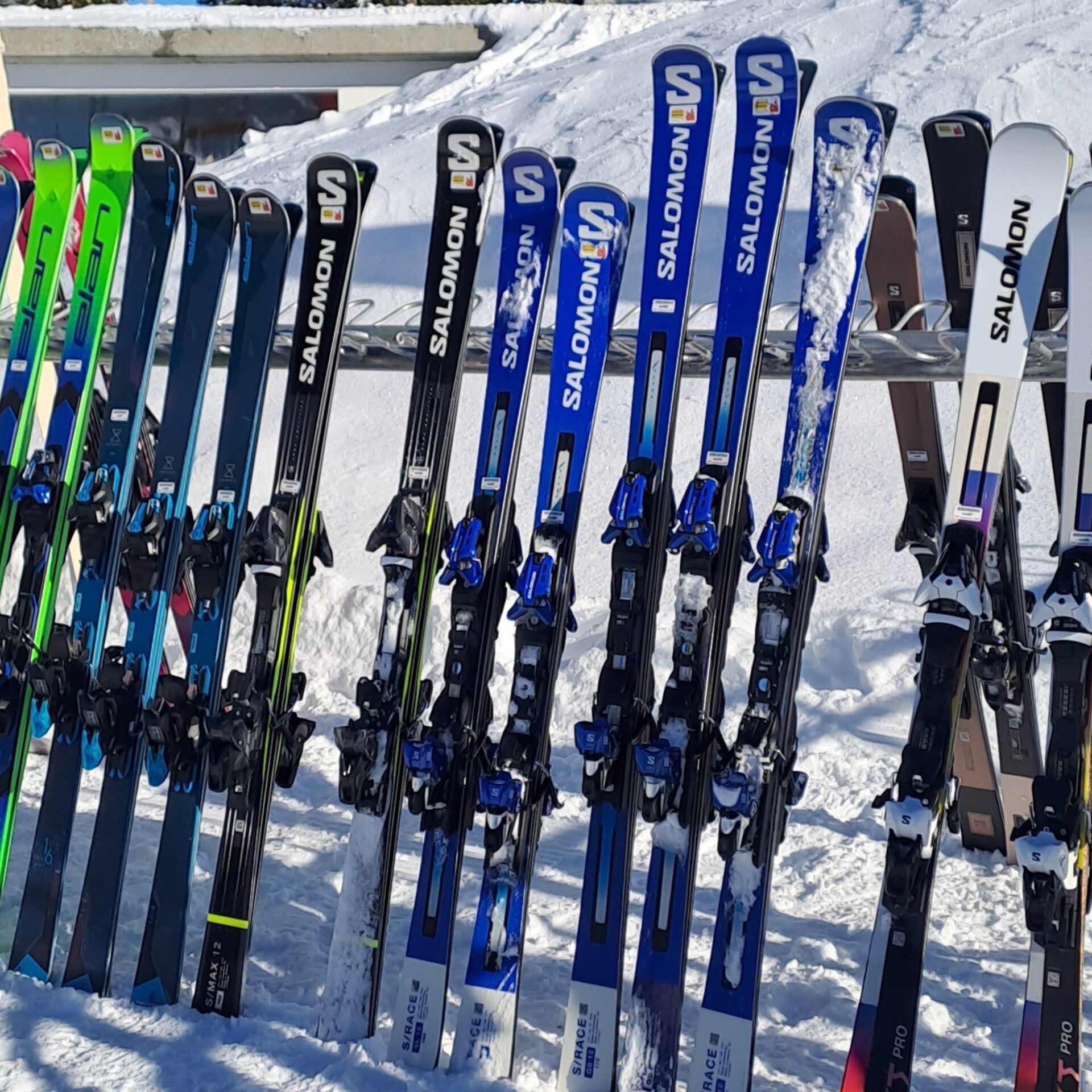 Skigestell voller Ski am Skitest