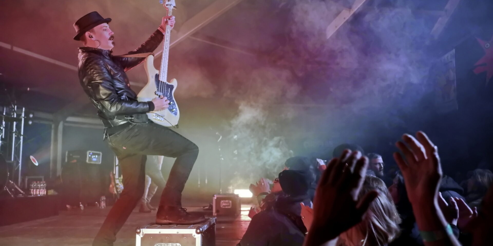 Ein Mann mit Gitarre steht auf der Fuchstival Bühne