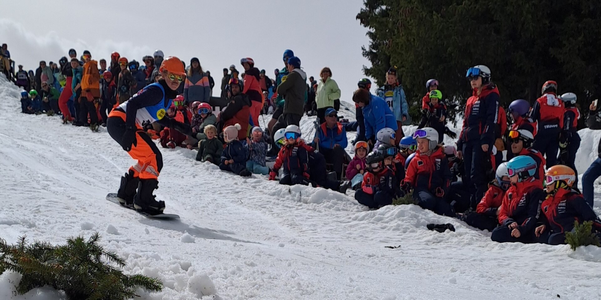 Snowboarderin am Schwungholen für die Wasserüberquerung am Waterslide