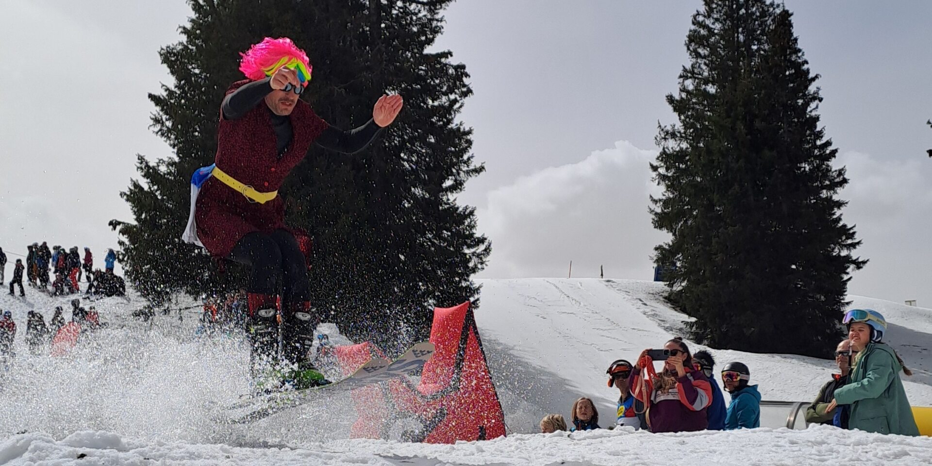 Skifahrer schwebt über das Wasserbecken am Waterslide