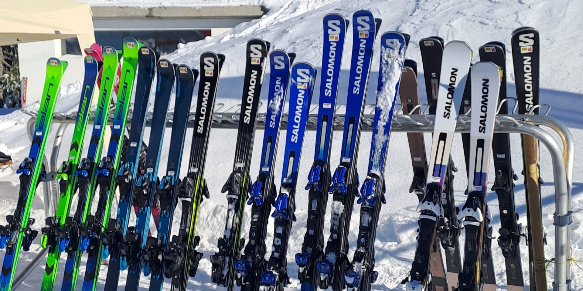 Skigestell voller Ski am Skitest