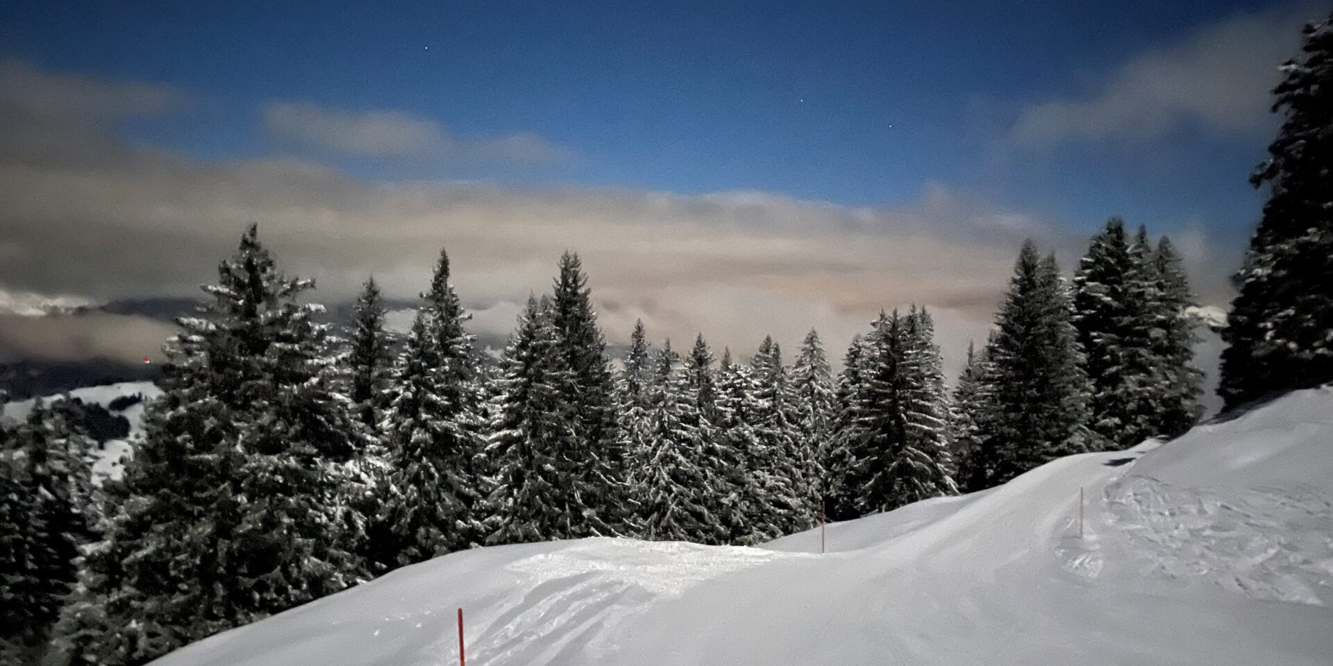 Vollmondnacht mit blauem Himmel beim Studabord