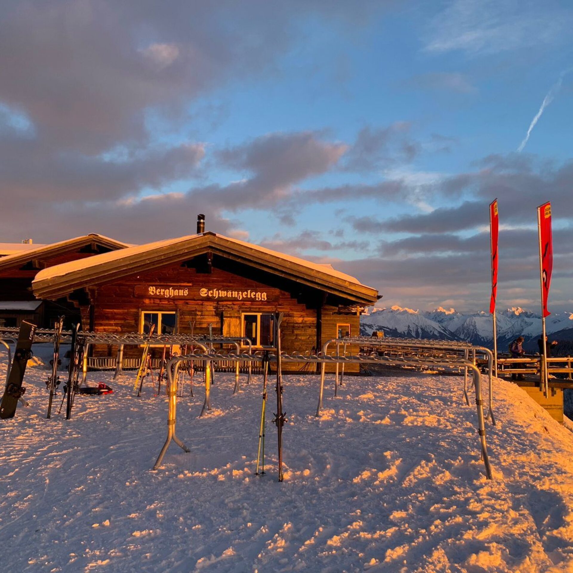 Berghaus Schwänzelegg im Licht der untergehenden Sonne