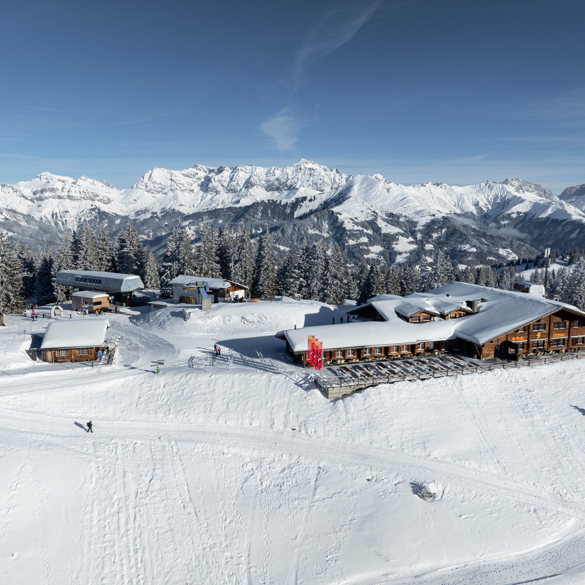 Drohnenfoto vom Berghaus mit Panorama