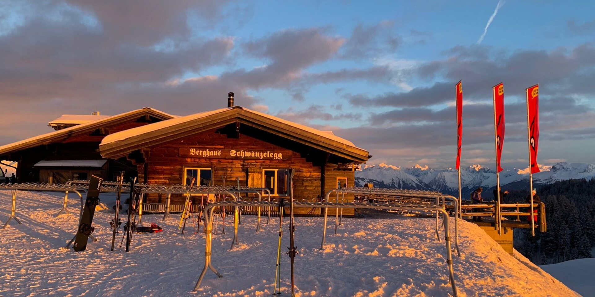 Berghaus Schwänzelegg im Licht der untergehenden Sonne