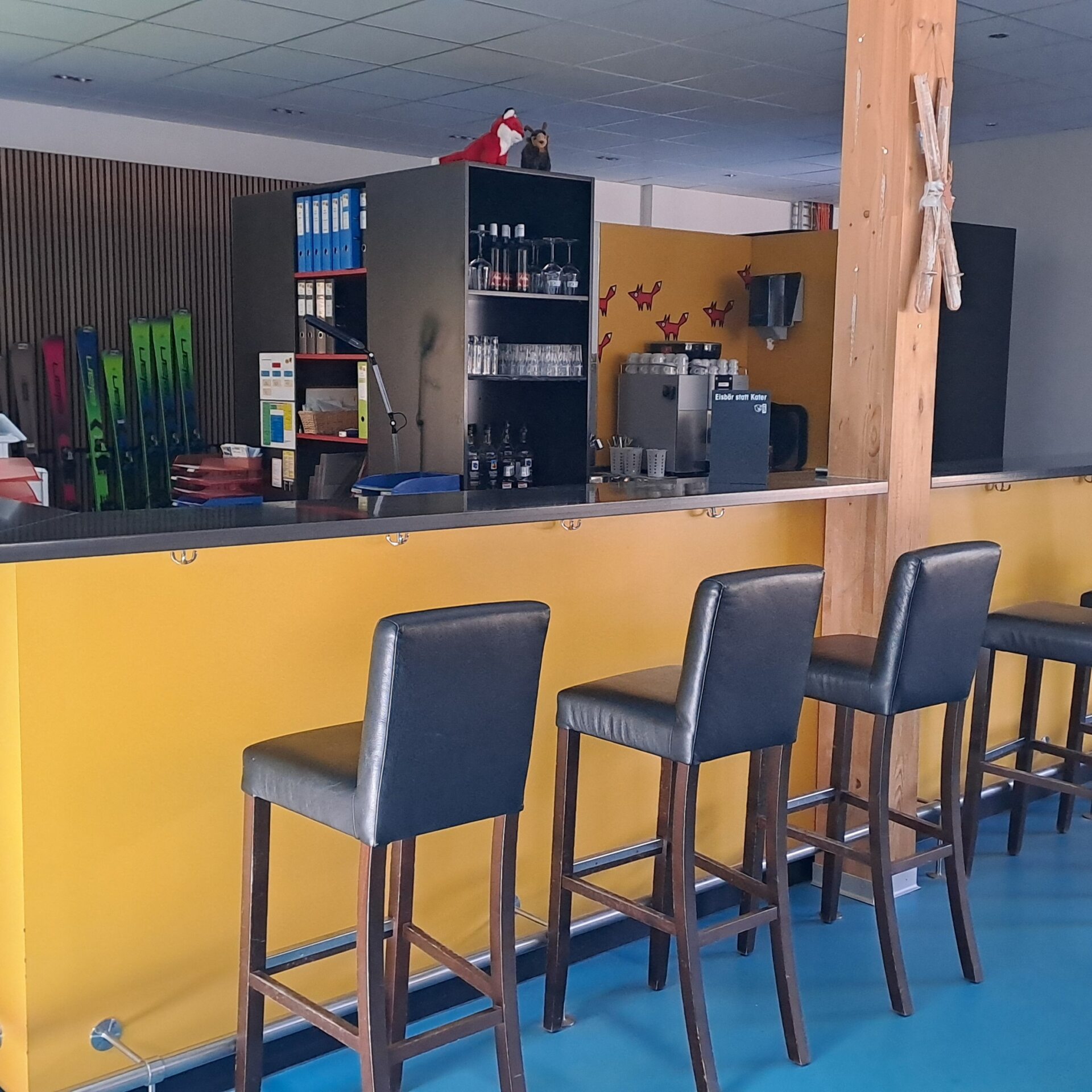 Bar und Reception der FuXlounge und Ski im Hintergrund