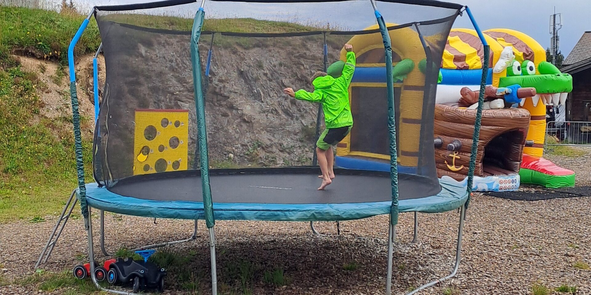 Trampolin auf dem Spielplatz auf Grüsch-Danusa