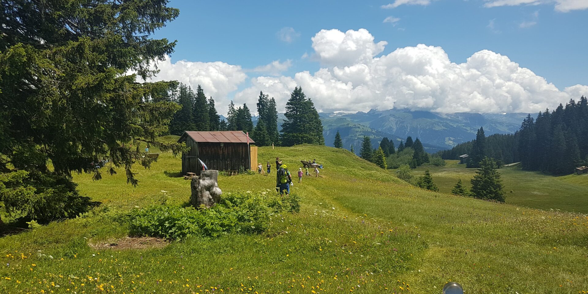 Aussicht auf das Hexenhüsli auf dem Erlebnisweg mit Panorama im Hintergrund