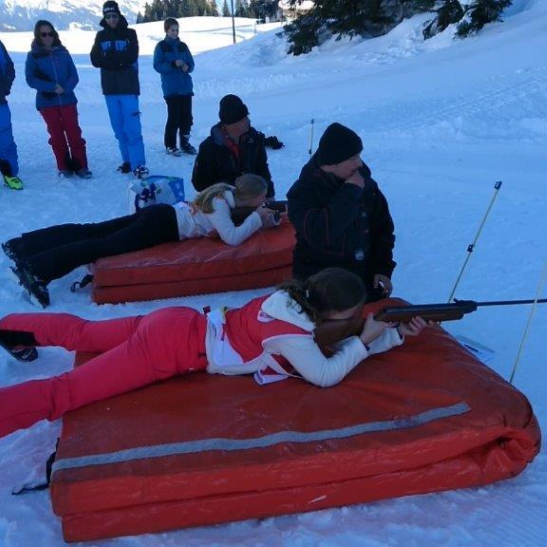 Zwei Athletinnen am Schiessen am Biathlon