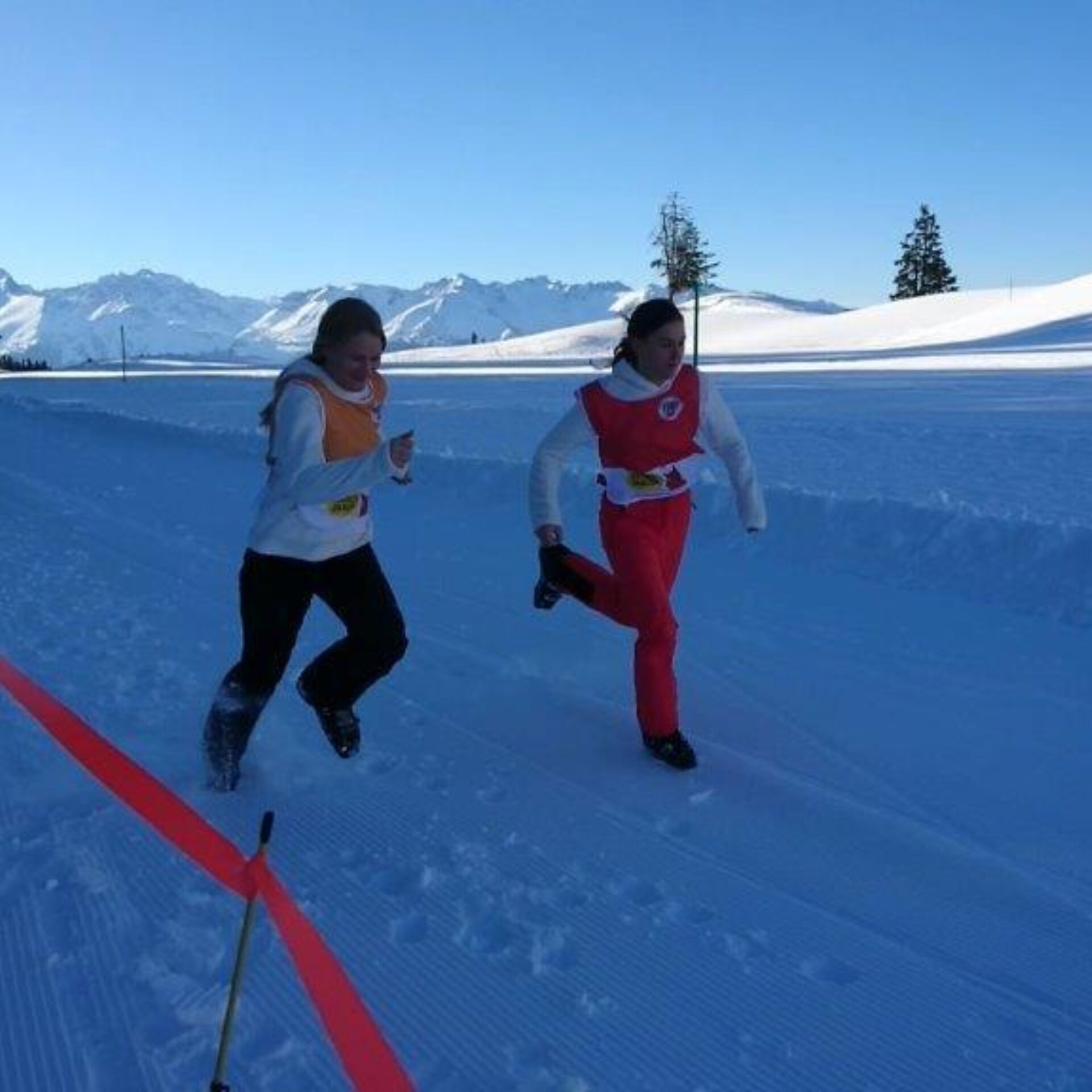 Zwei Athletinnen auf der Laufstrecke am Biathlon