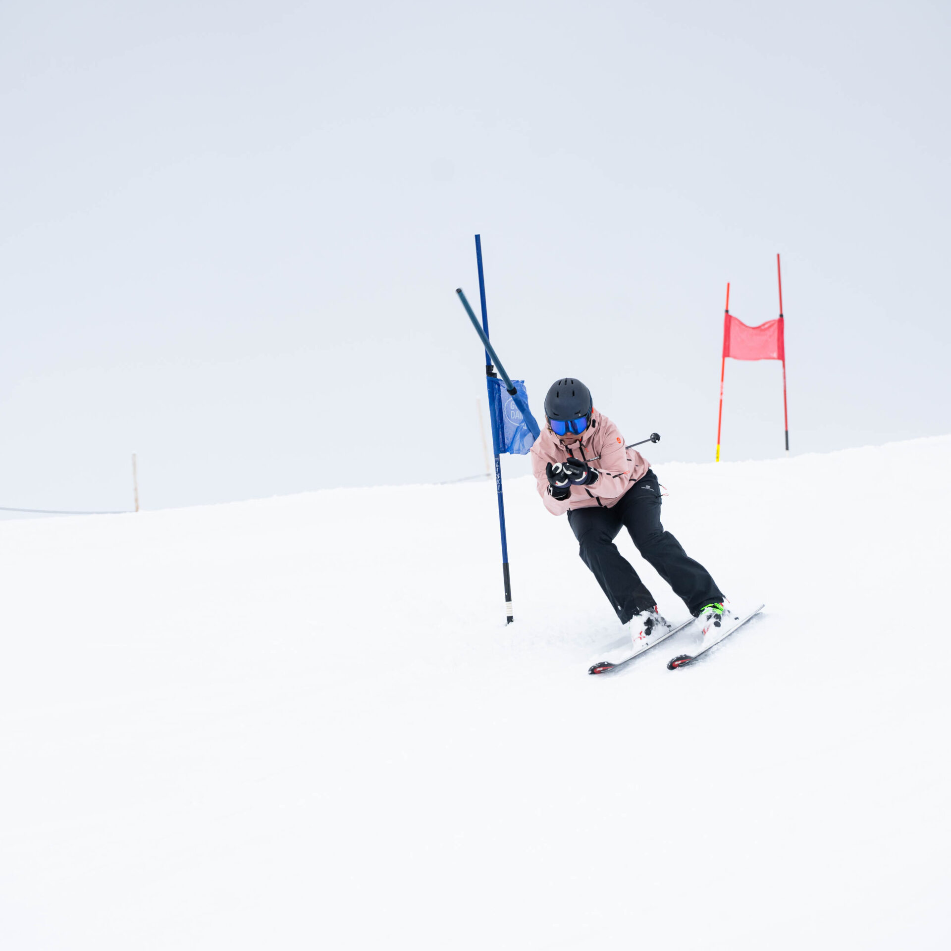 Skifahrerin auf der Rennpiste zwischen zwei Toren