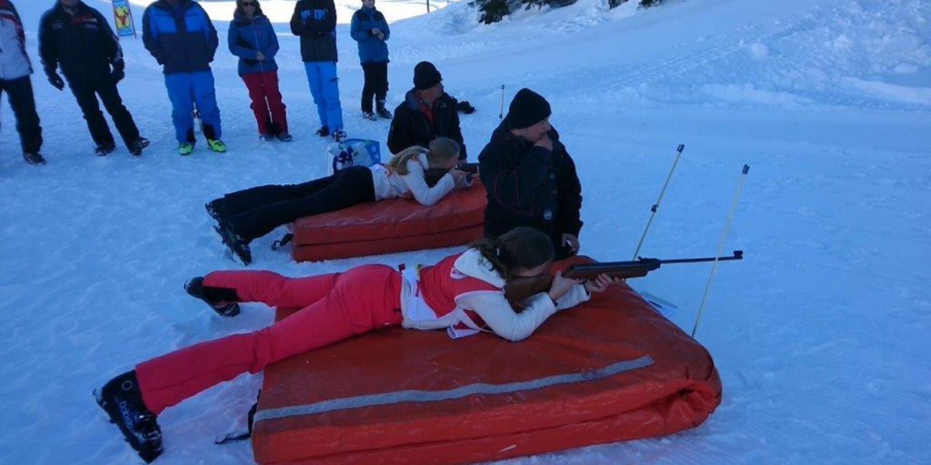 Zwei Athletinnen am Schiessen am Biathlon