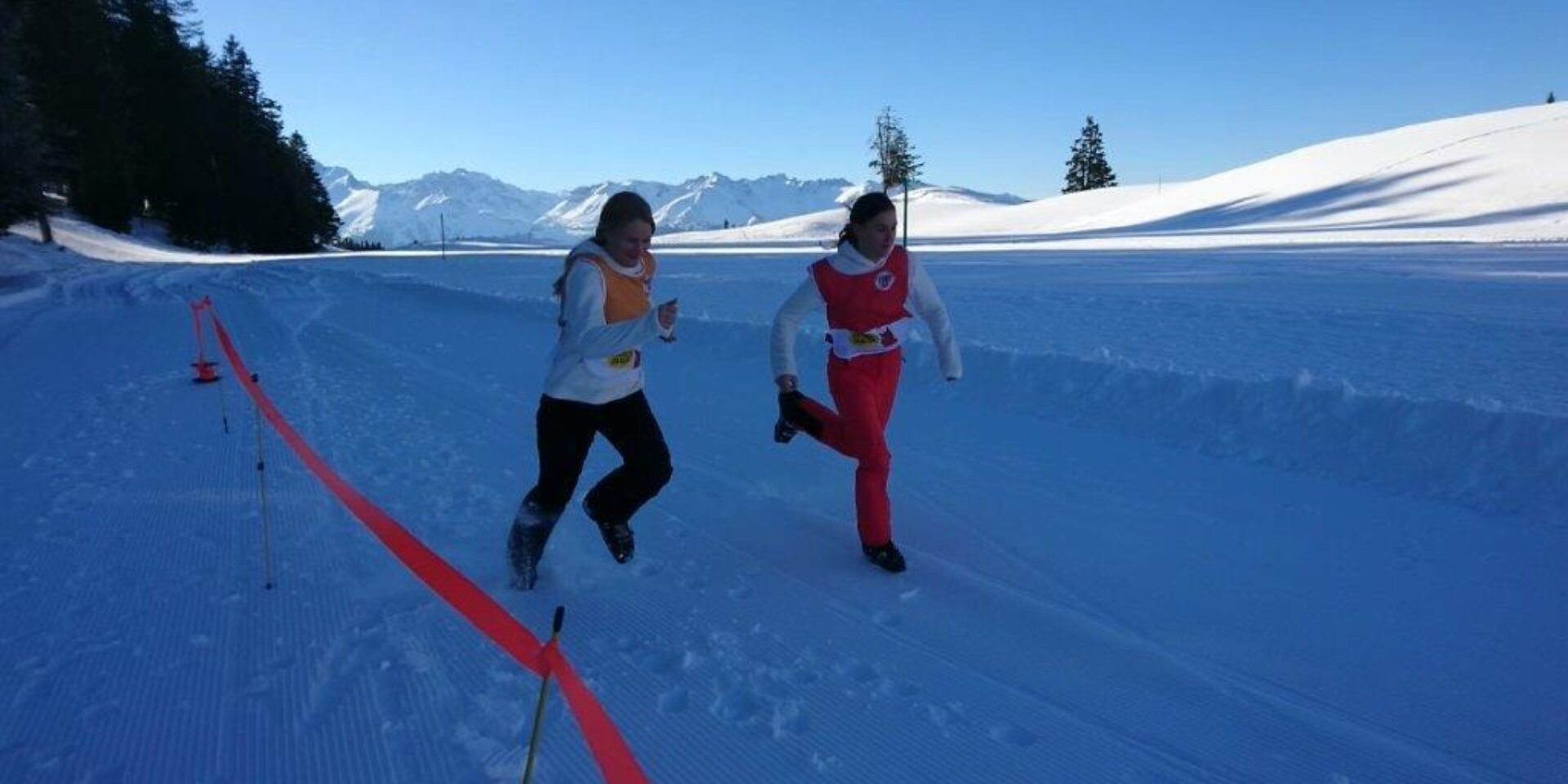 Zwei Athletinnen auf der Laufstrecke am Biathlon