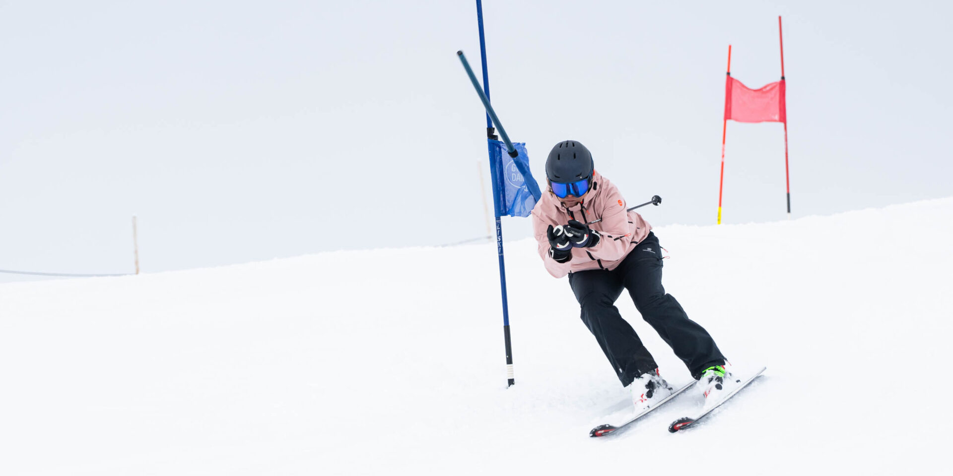 Skifahrerin auf der Rennpiste zwischen zwei Toren