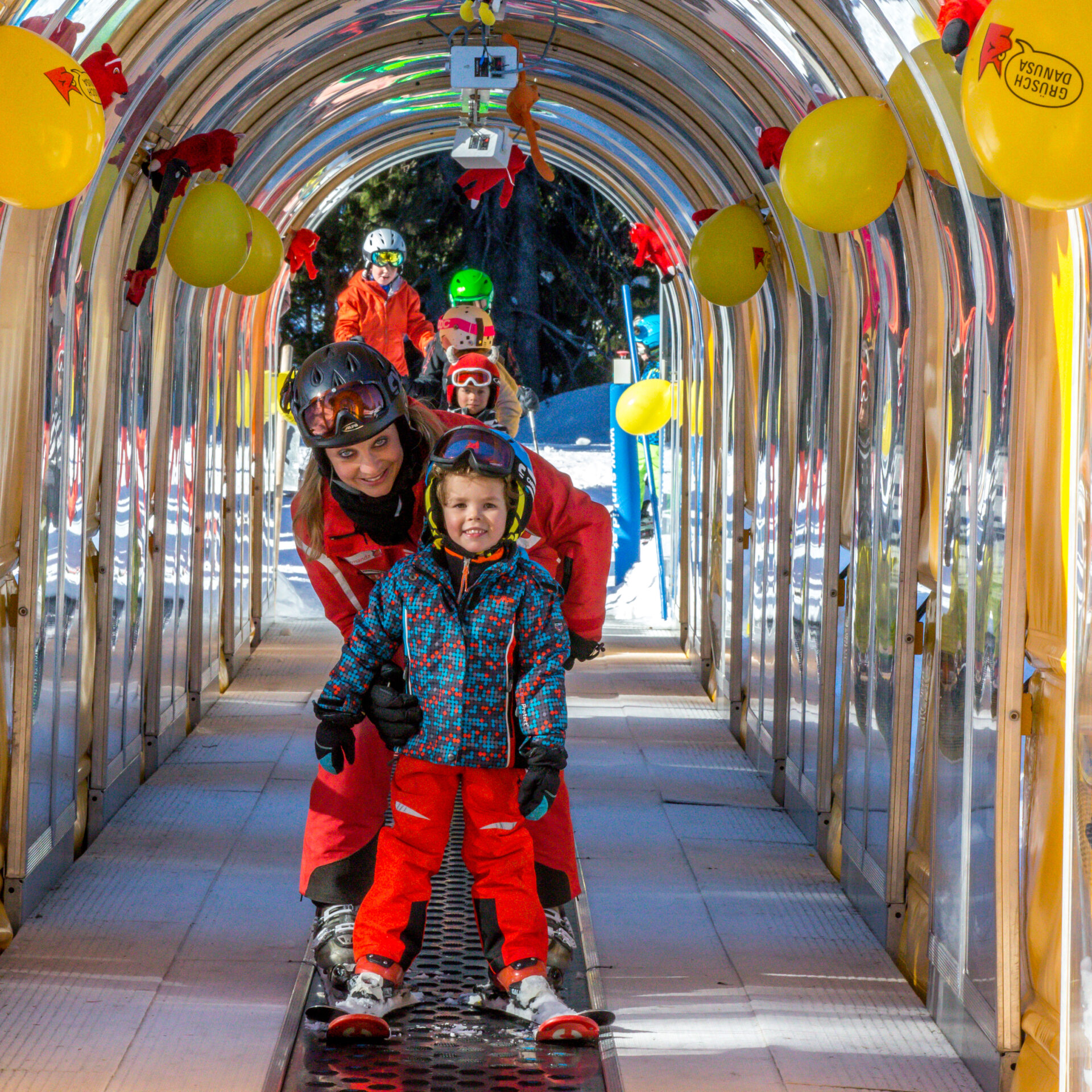 Eine Frau mit Kind im Musiktunnel im Kinderland