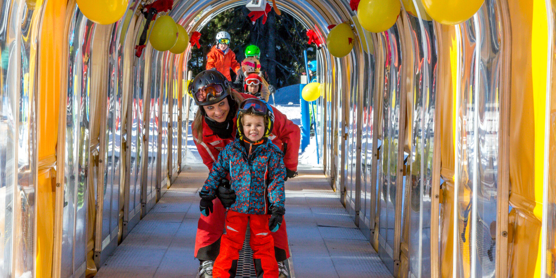 Eine Frau mit Kind im Musiktunnel im Kinderland