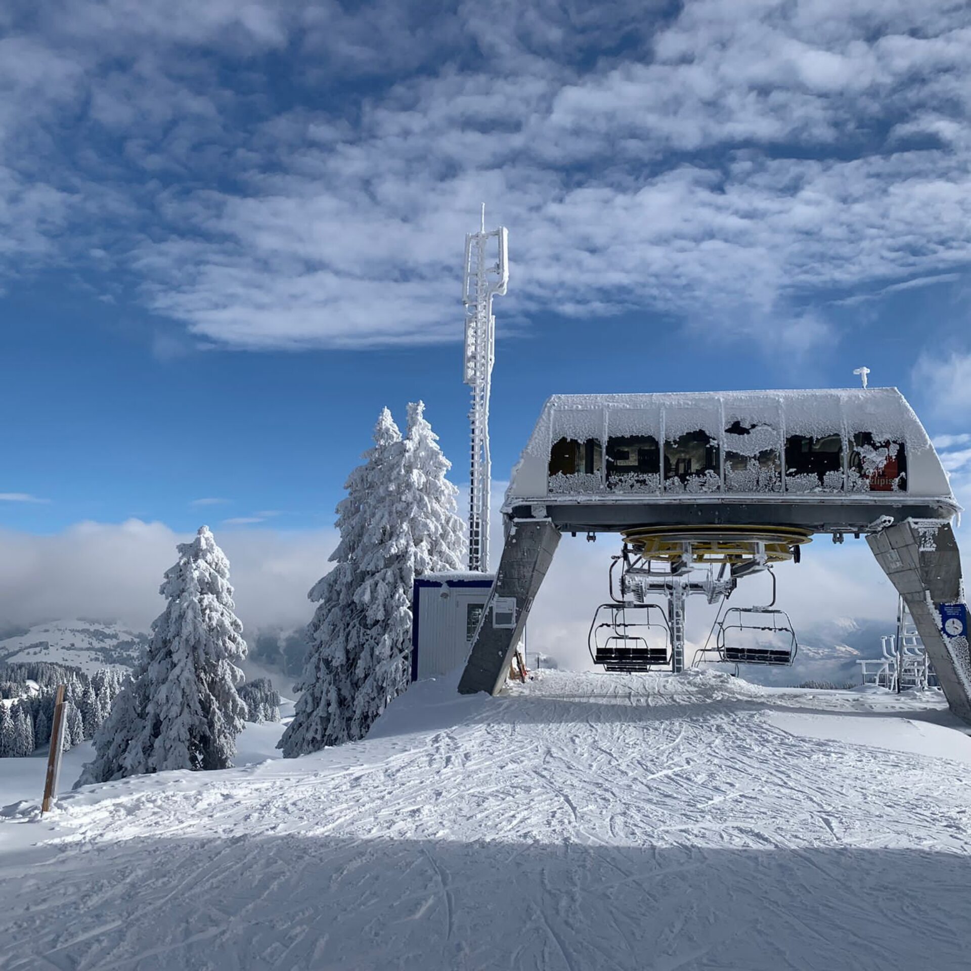 Bergstation der Sesselbahn eingeschneit