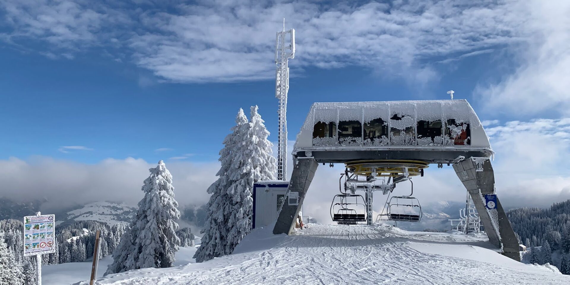 Bergstation der Sesselbahn eingeschneit