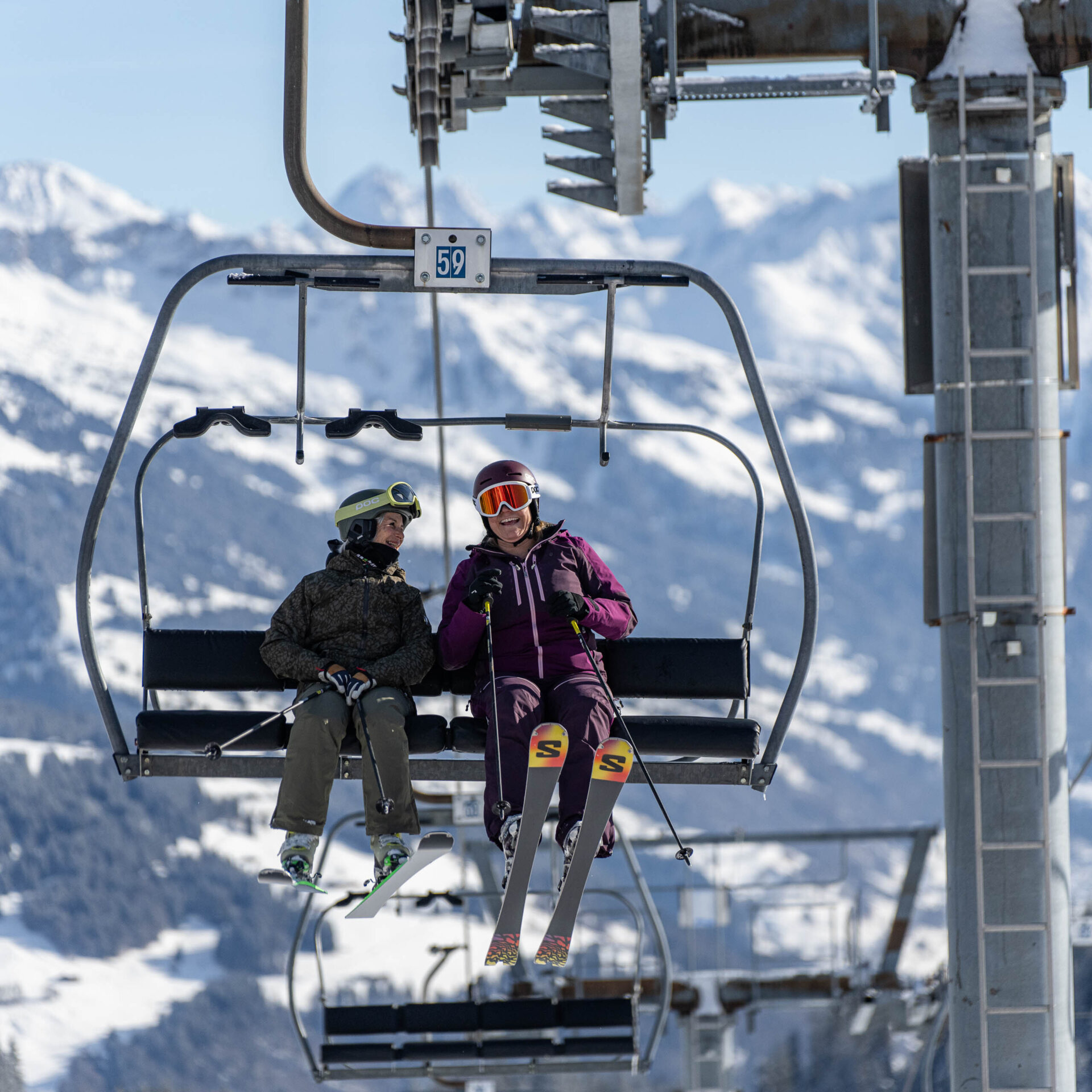 Zwei Frauen auf dem Sessellift am Lachen