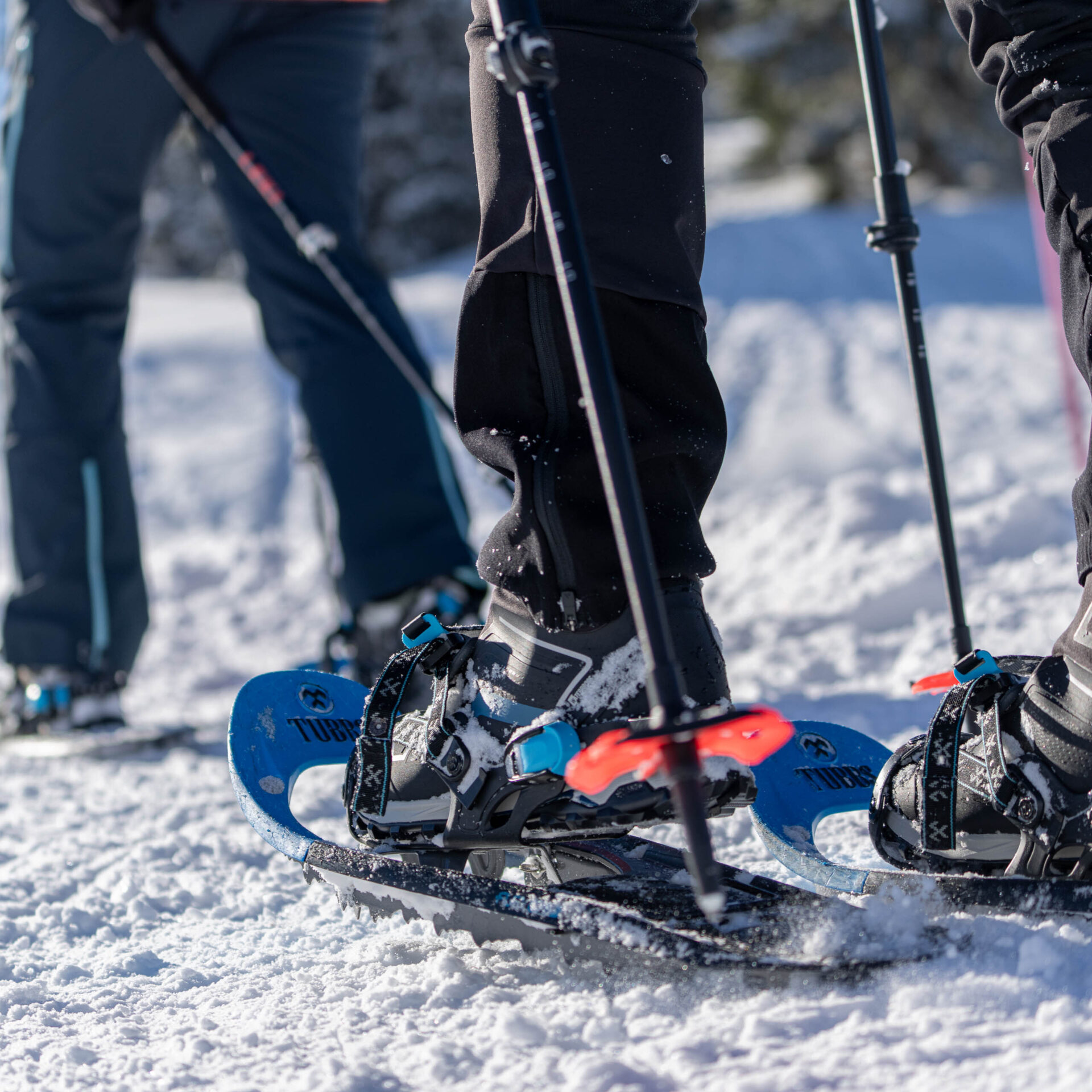 Schneeschuhe und Fuesse im Fokus am Laufen