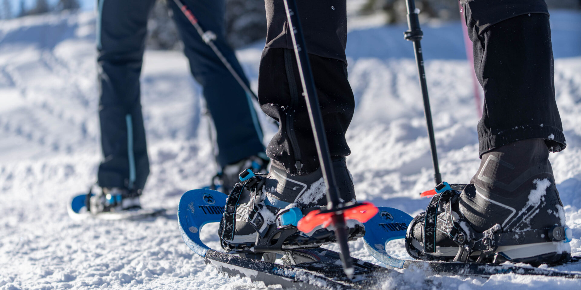 Schneeschuhe und Fuesse im Fokus am Laufen