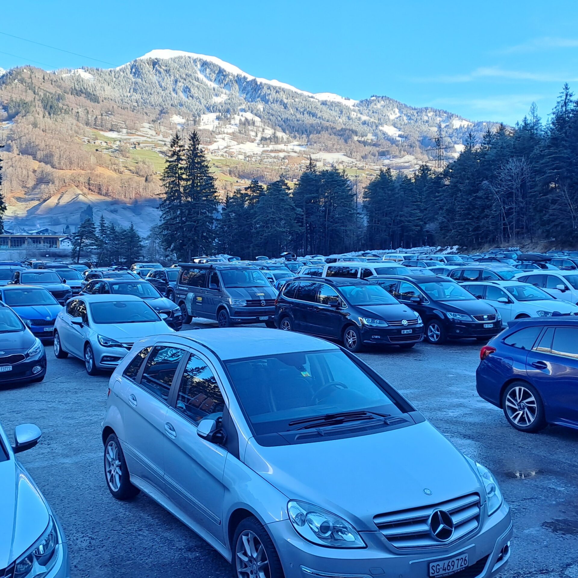 Blick über den Parkplatz Richtung Grüsch