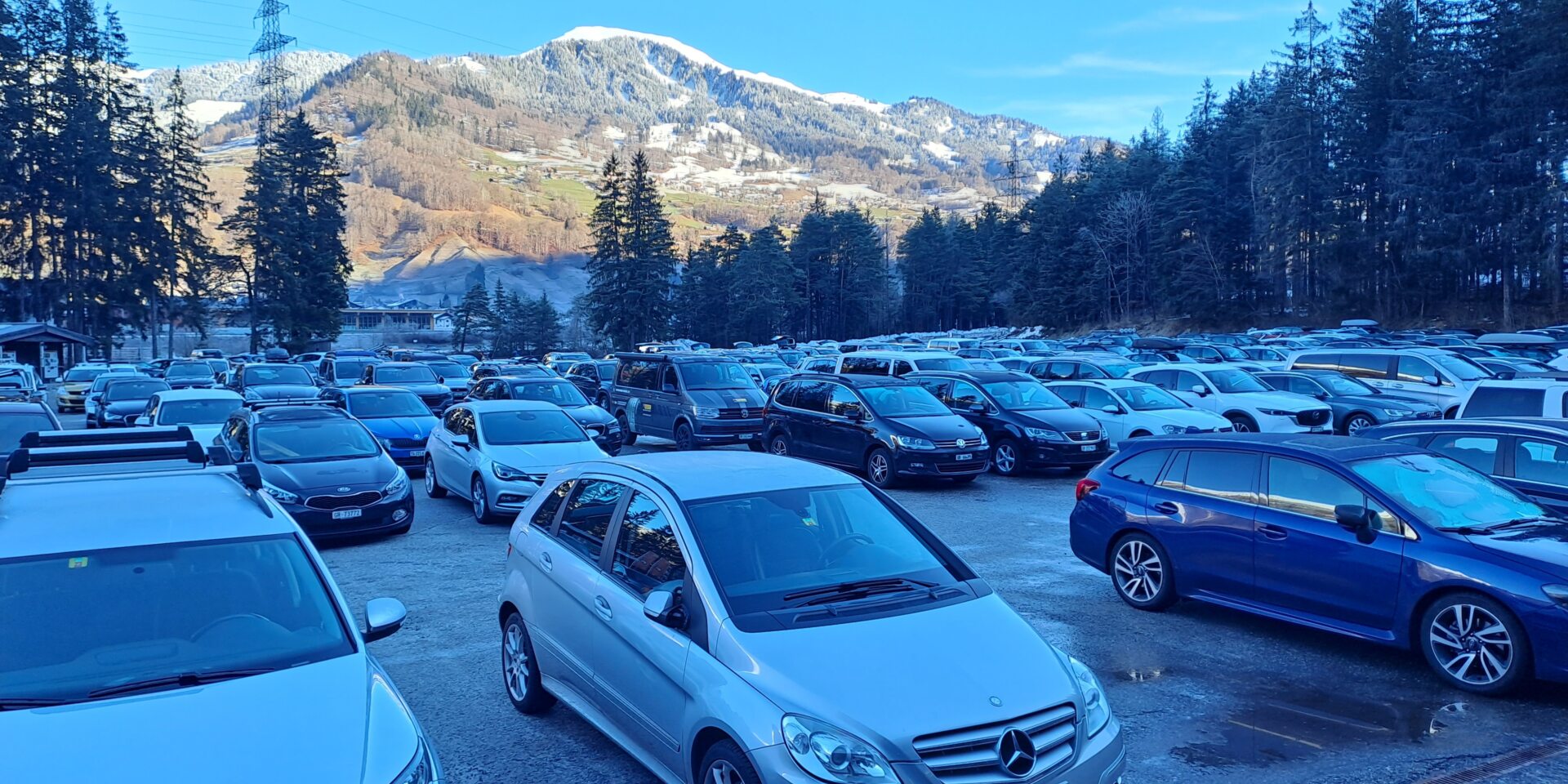 Blick über den Parkplatz Richtung Grüsch