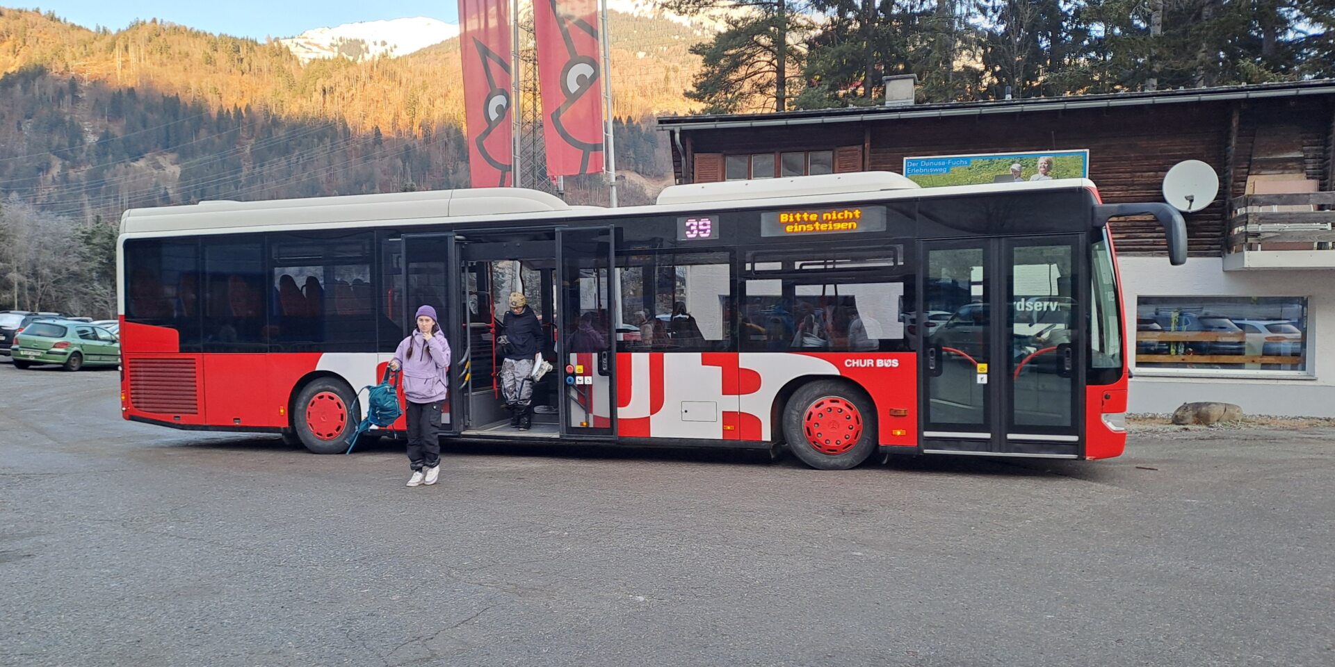 Skibus mit aussteigenden Gästen