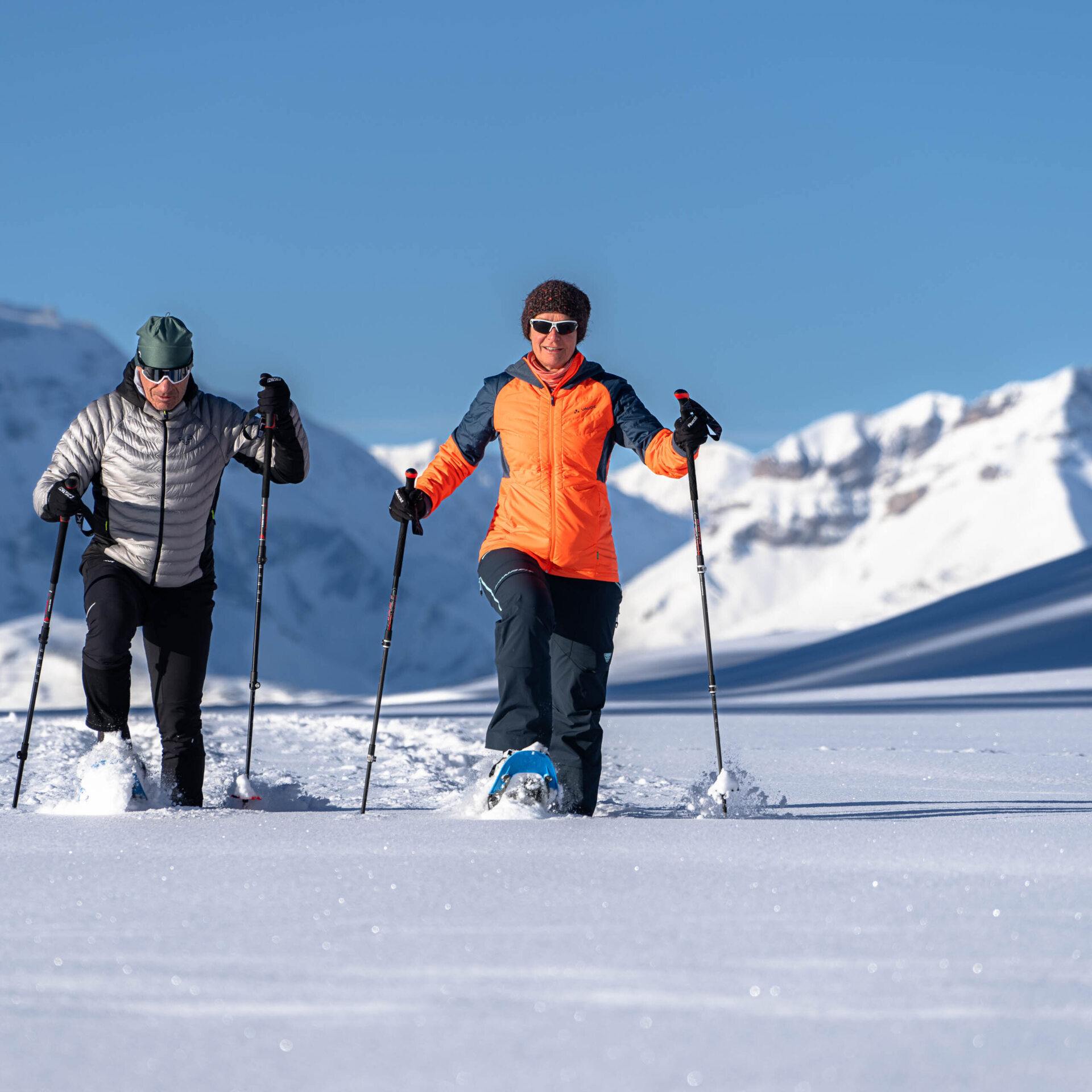 Zwei Schneeschuhlaeufer im Tiefschnee von vorne