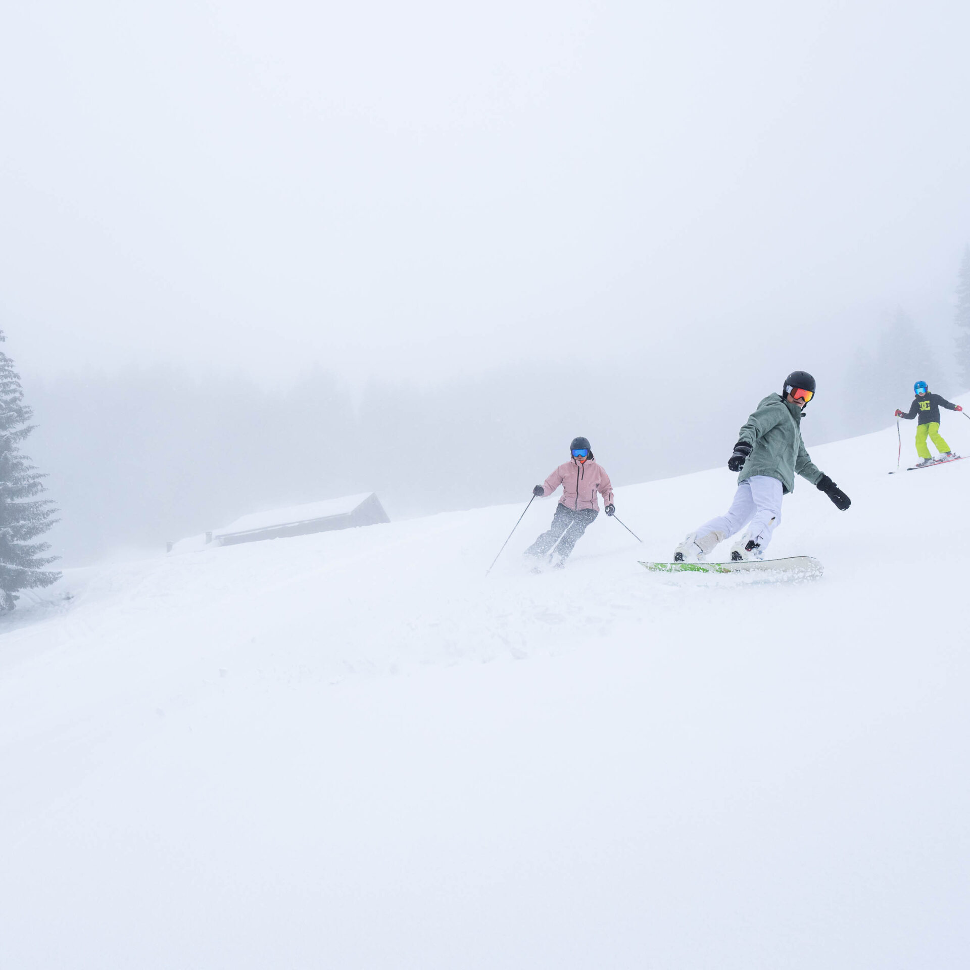 Familie am Skifahren bei schlechter Sicht