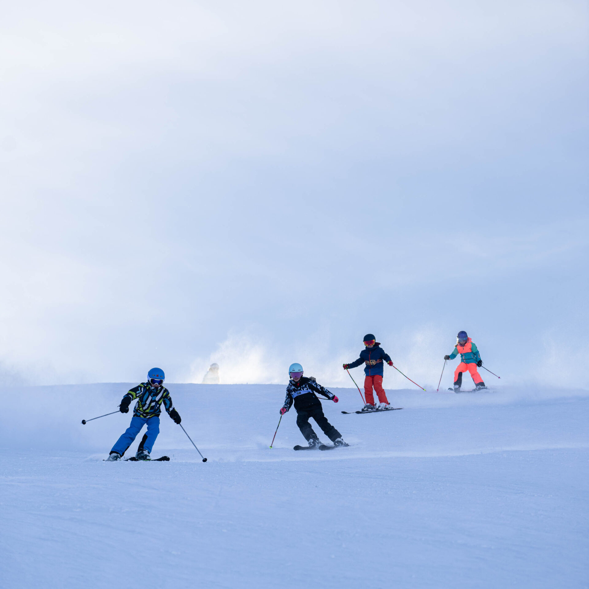 Vier Kinder am Skifahren