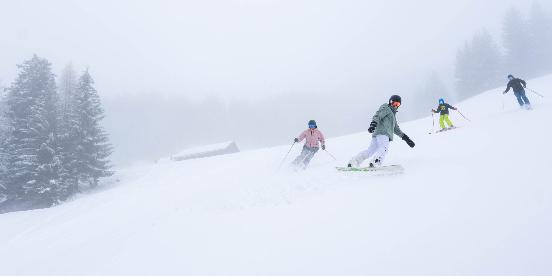 Familie am Skifahren bei schlechter Sicht