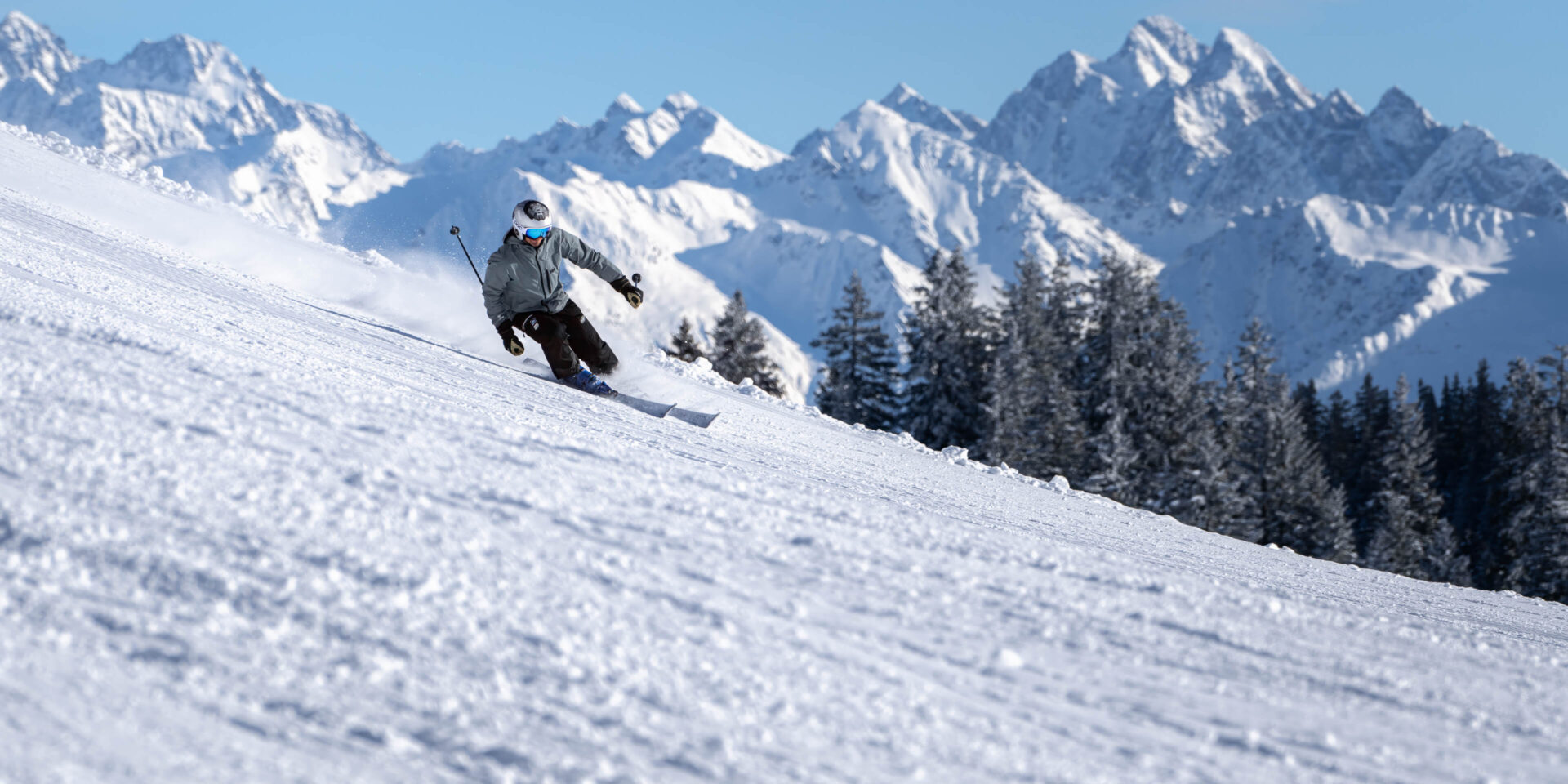 Skifahrer vor einer Bergkette