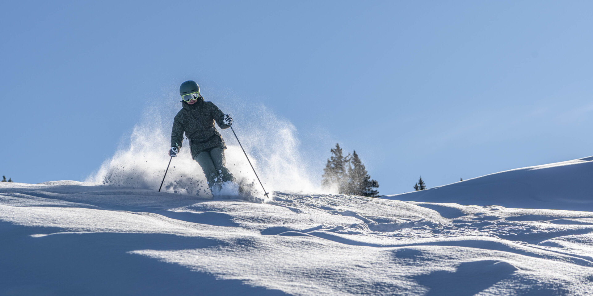 Skifahrerin am Tiefschneefahren