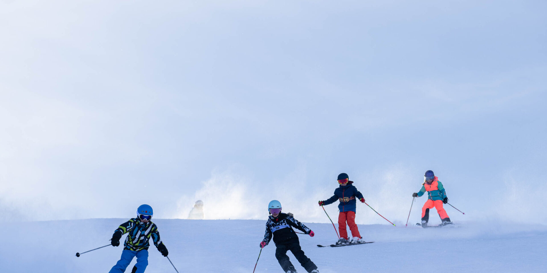 Vier Kinder am Skifahren