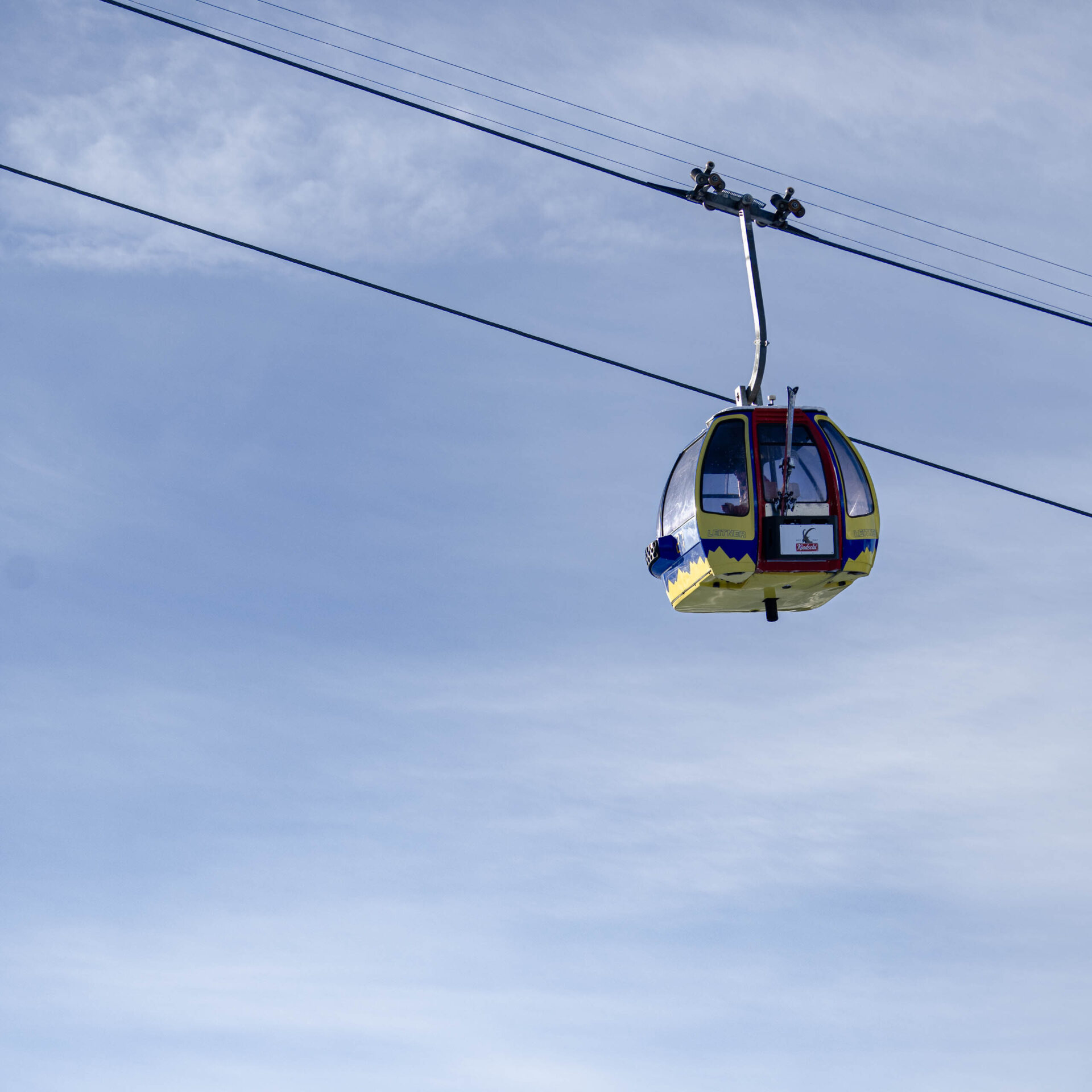 Gondelbahn vor blauem Himmel