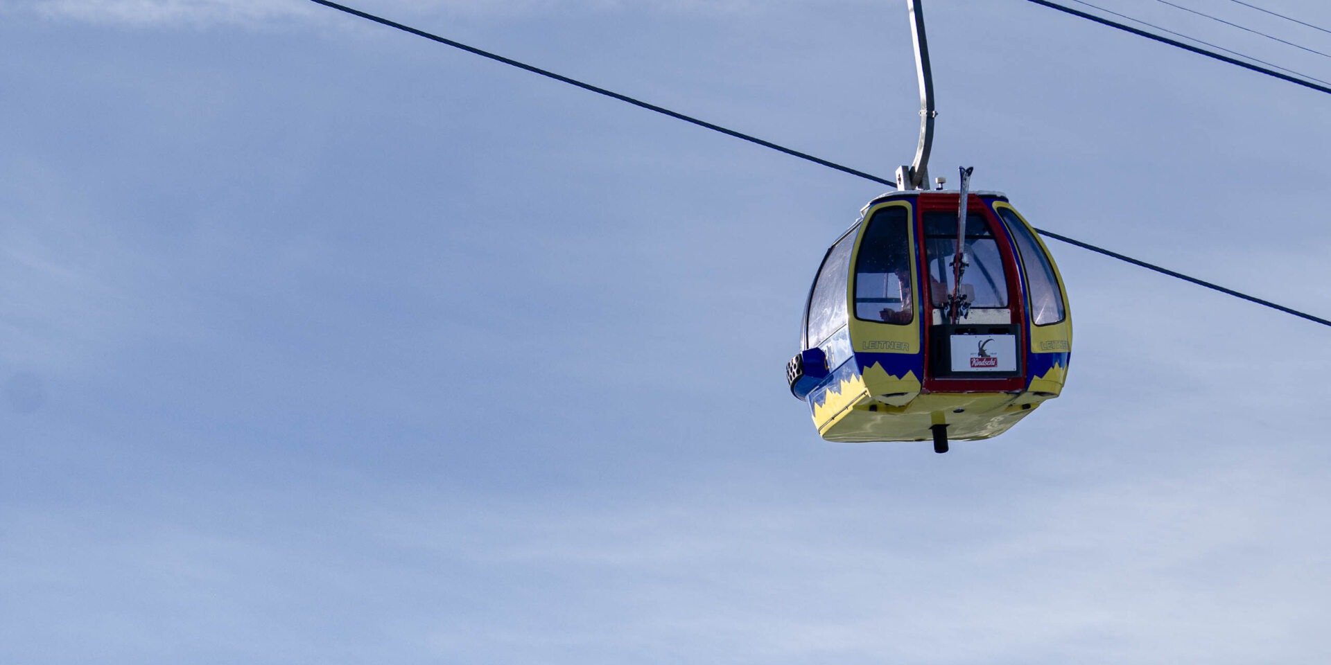 Gondelbahn vor blauem Himmel